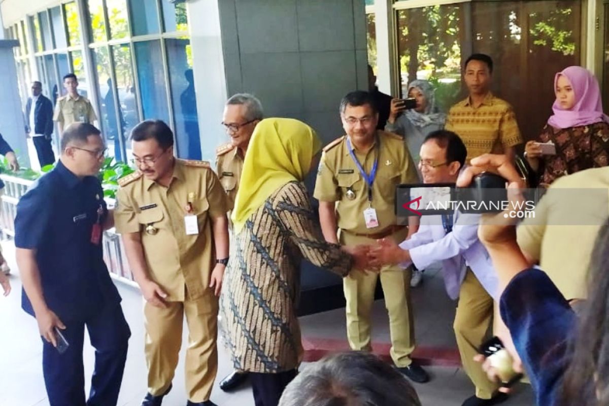 Gubernur Khofifah jenguk Risma di RS Graha Amerta