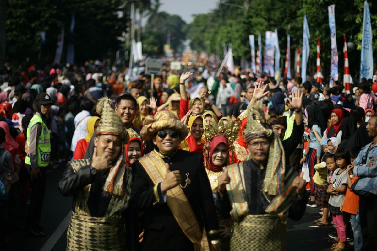 Antusias warga saksikan pawai Helaran Seni Budaya Nusantara