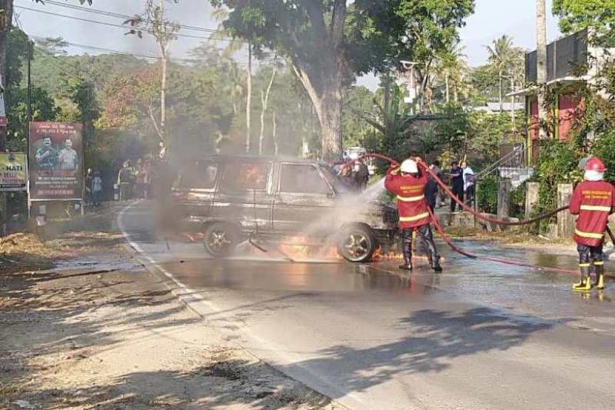 Usai isi BBM, mobil terbakar dan menyambar seorang anak