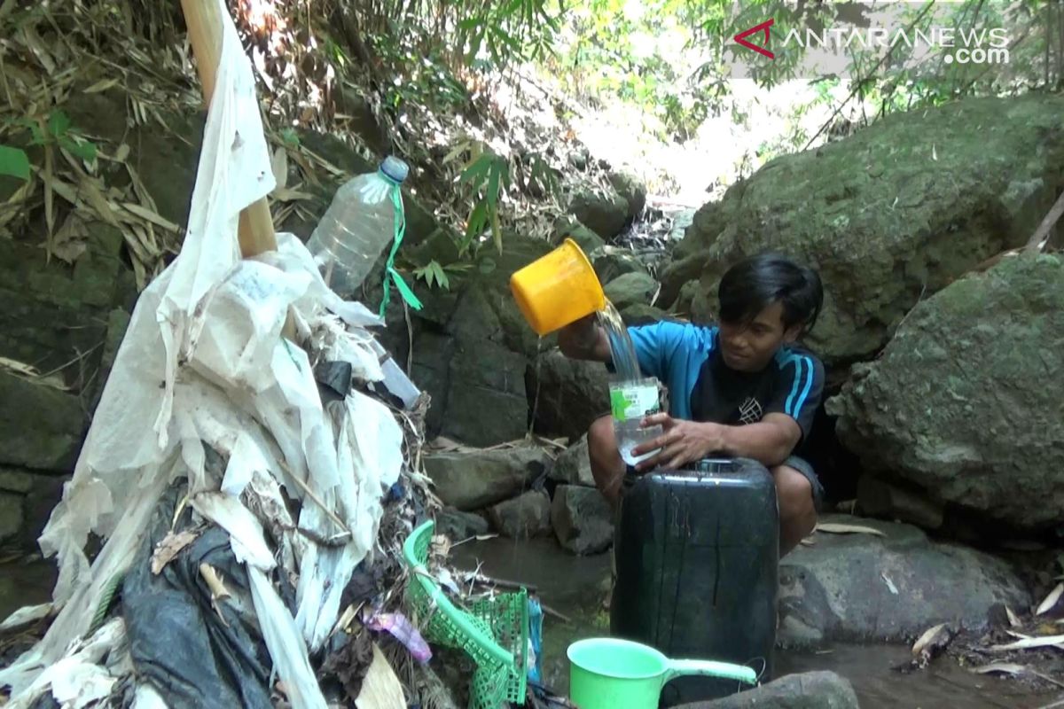 Dilanda kekeringan, Warga Cilegon susuri hutan demi air bersih