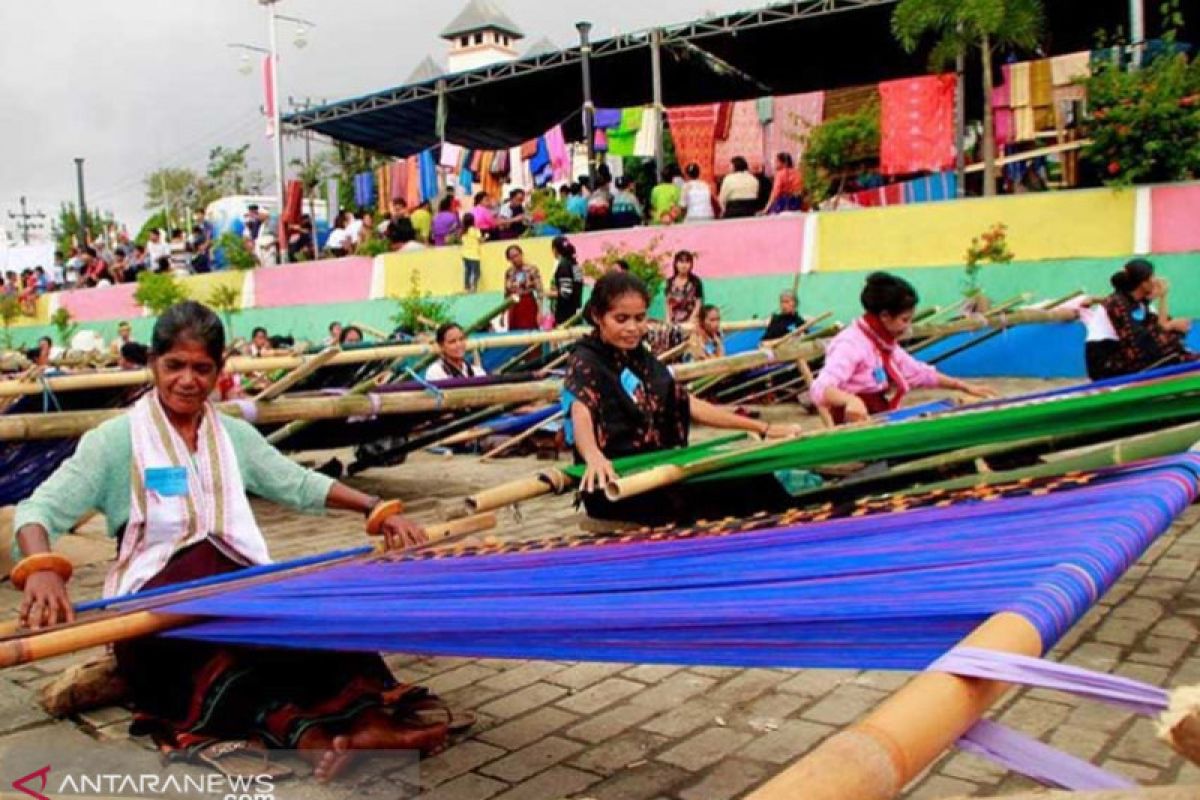 Motif tenun Sumba dijiplak oleh desainer Jepara berdampak pada kepercayaan wisatawan