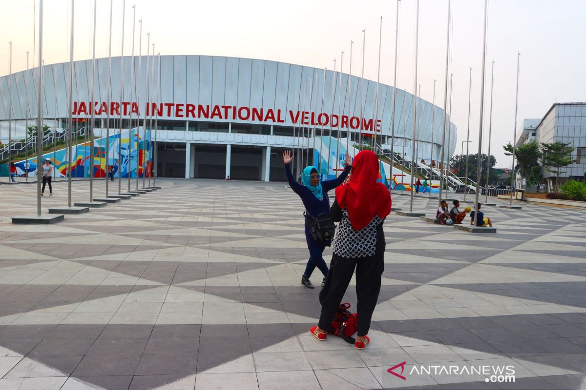 Uji coba LRT membuat Jakarta International Velodrome ramai pengunjung