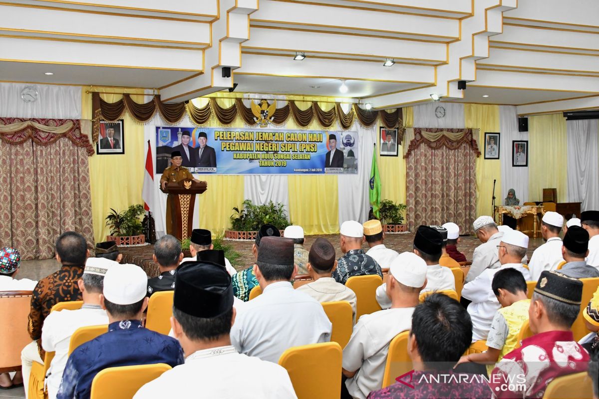 Bupati HSS lepas jemaah calon haji PNS dan purna tugas