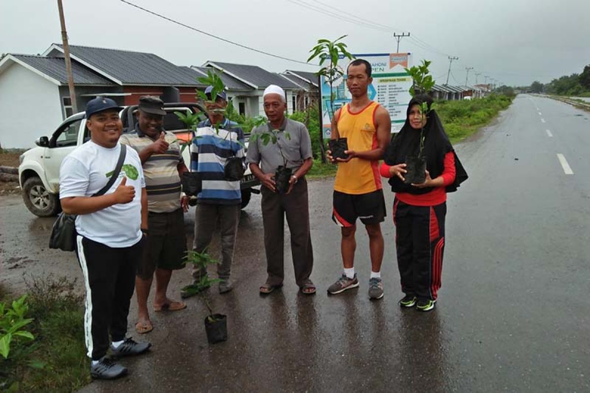 Mifa Bersaudara tanam ratusan pohon di Meulaboh