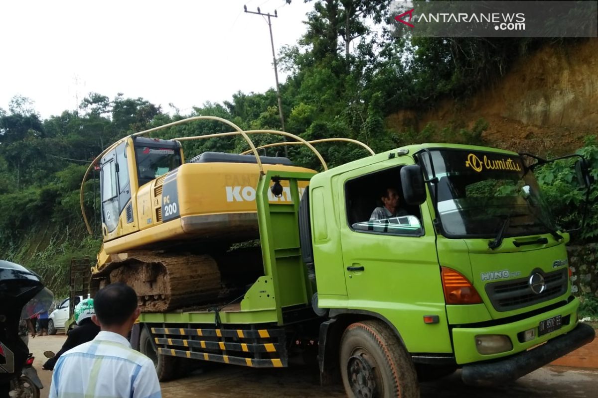 Jalan poros amblas, BPJN Kendari turunkan alat berat