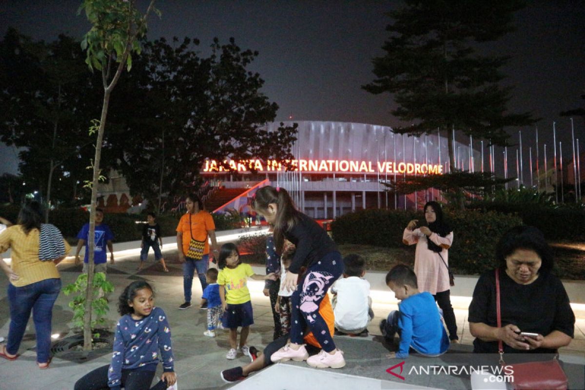 Libur sekolah, anak-anak penuhi Jakarta International Velodrome