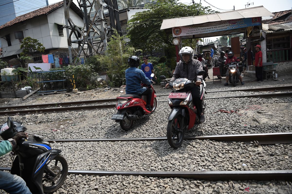 Menantang maut di tepi rel kereta Pejompongan