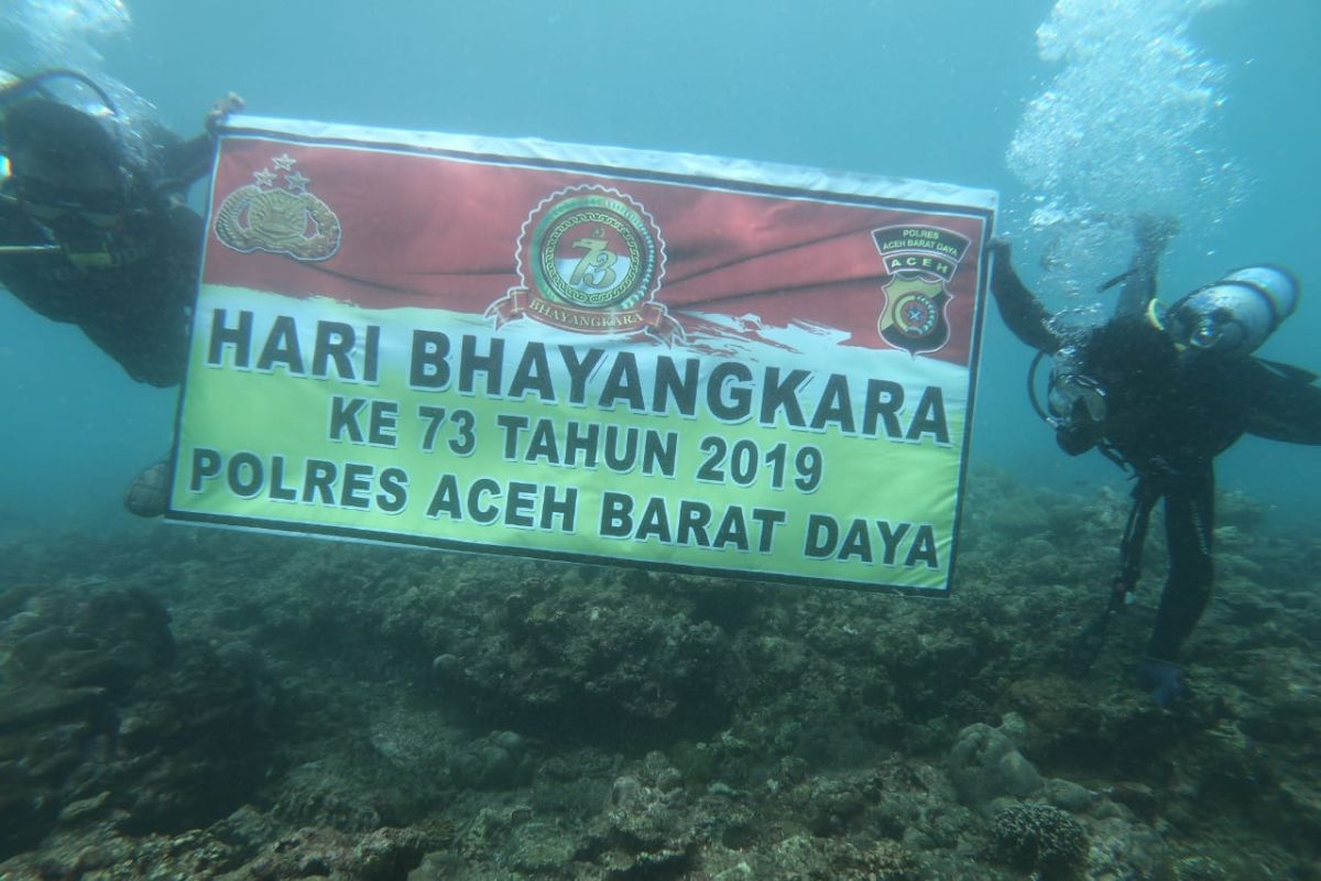 Spanduk HUT Bhayangkara berkibar di dasar laut Abdya