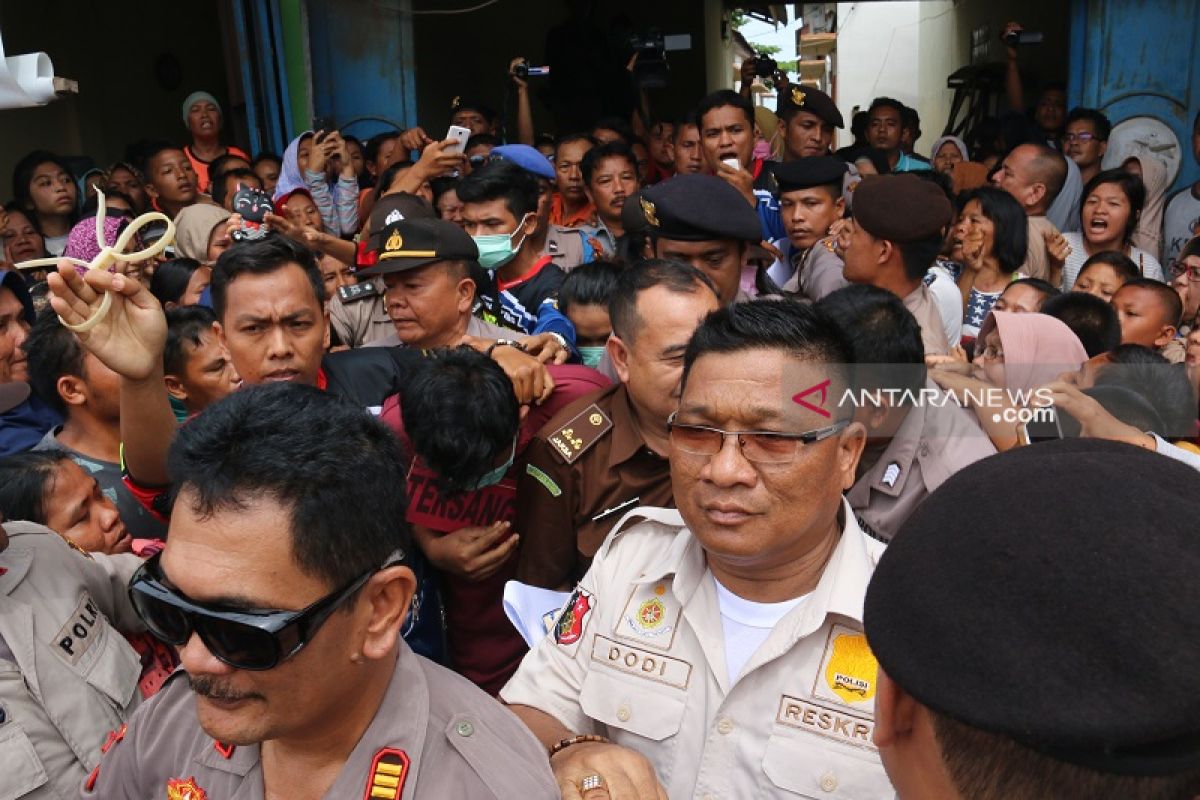 Rekonstruksi pembunuhan karyawati Bank Syariah Mandiri, tersangka nyaris diamuk massa