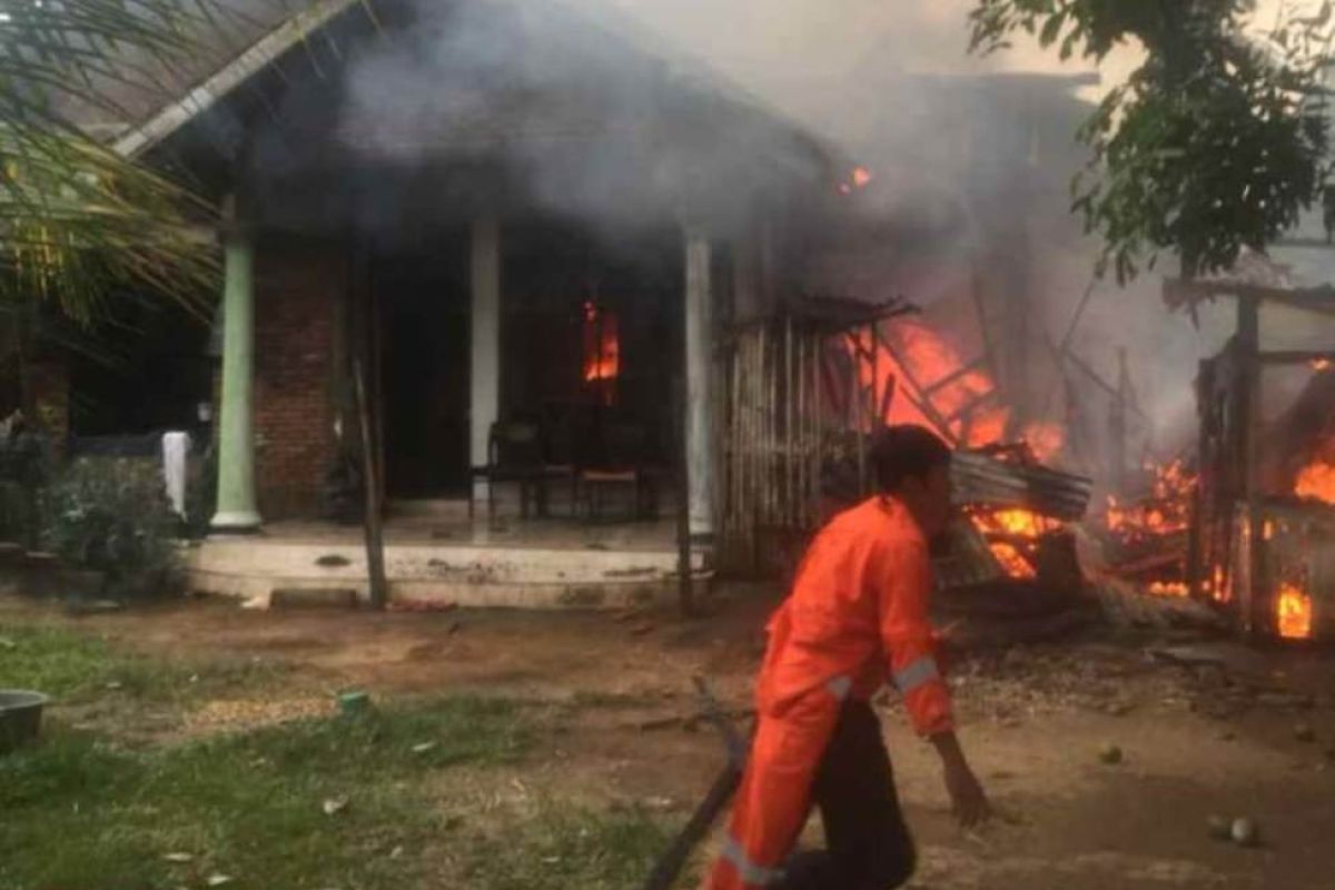 Jago merah hanguskan rumah dan kantin