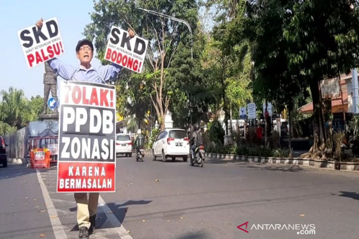 Seorang warga Solo gelar aksi tunggal tolak sistem PPDB