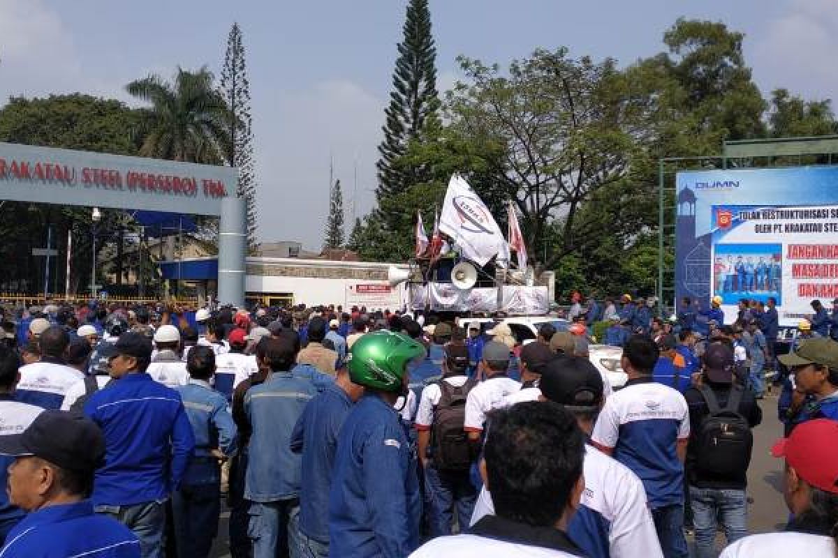 Ribuan buruh demo tolak restukturisasi dan PHK karyawan PT Krakatau Steel