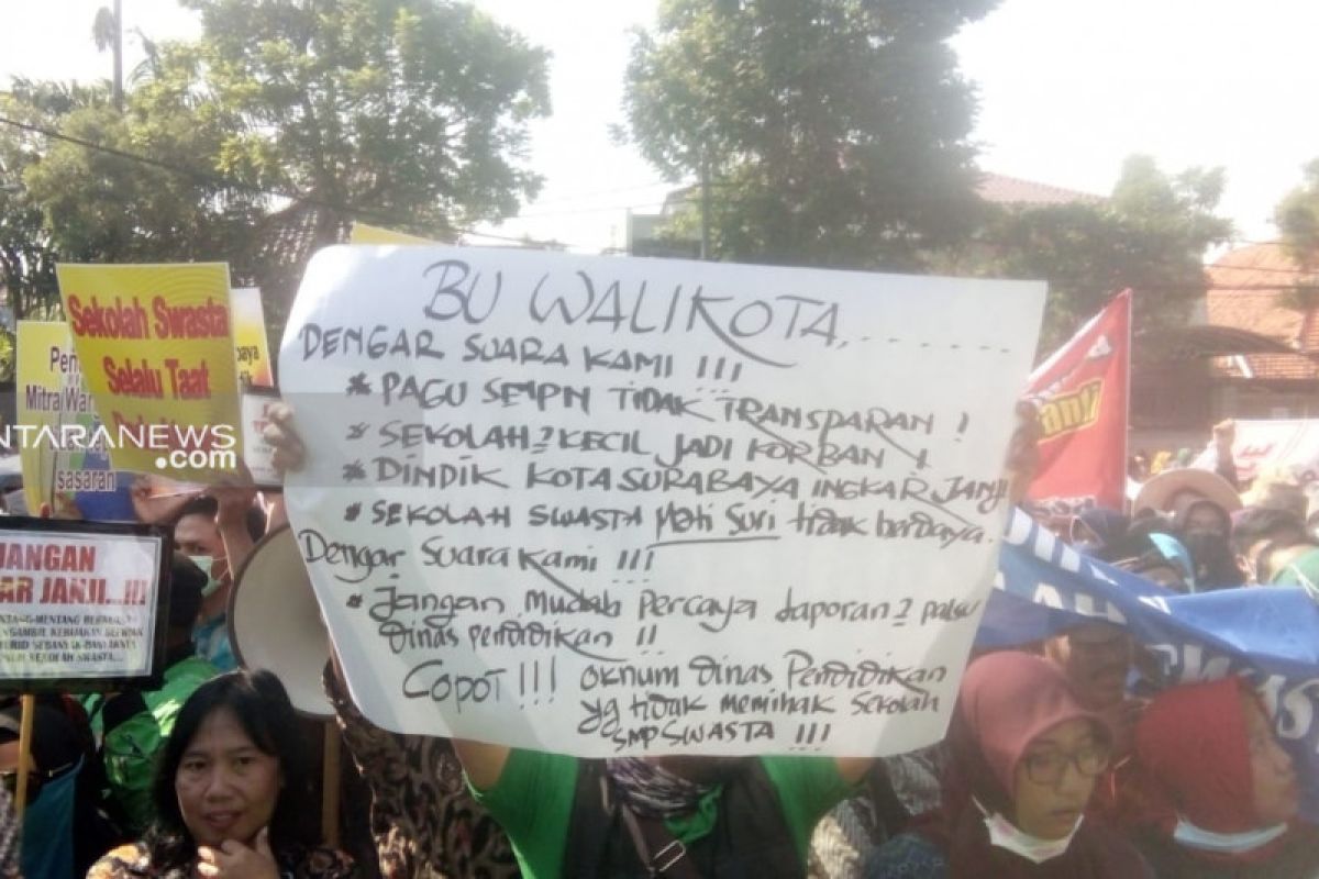 Ratusan guru dan perwakilan SMP swasta demo di Balai Kota Surabaya