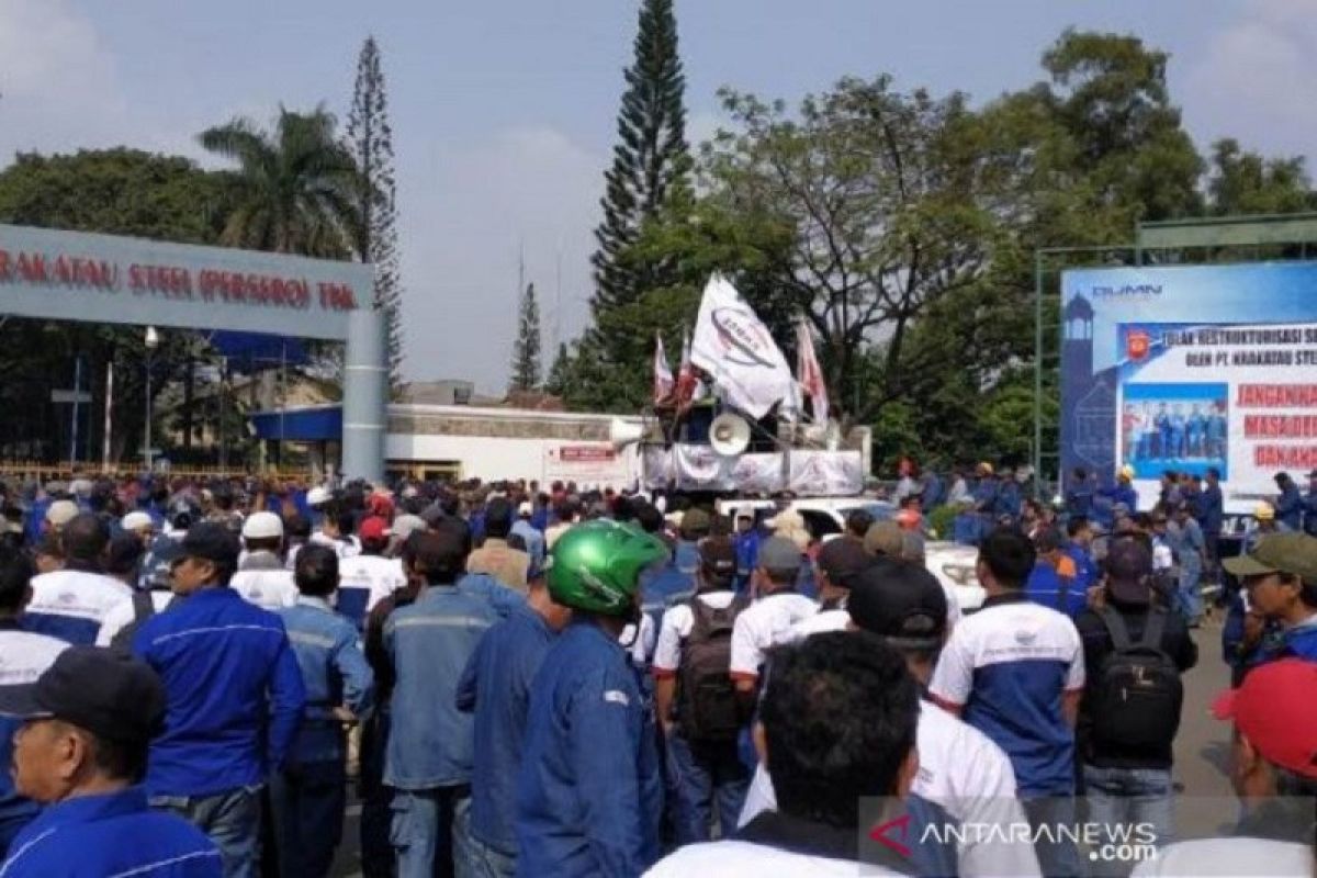 Ribuan buruh perusahaan di Cilegon demo tolak restukturisasi dan PHK PT KS