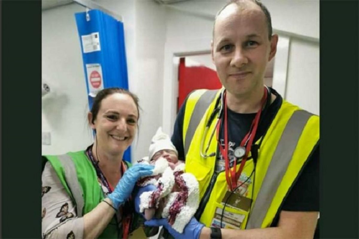 Bayi lahir di tengah konser Pink di stadion Anfield banjir ucapan selamat
