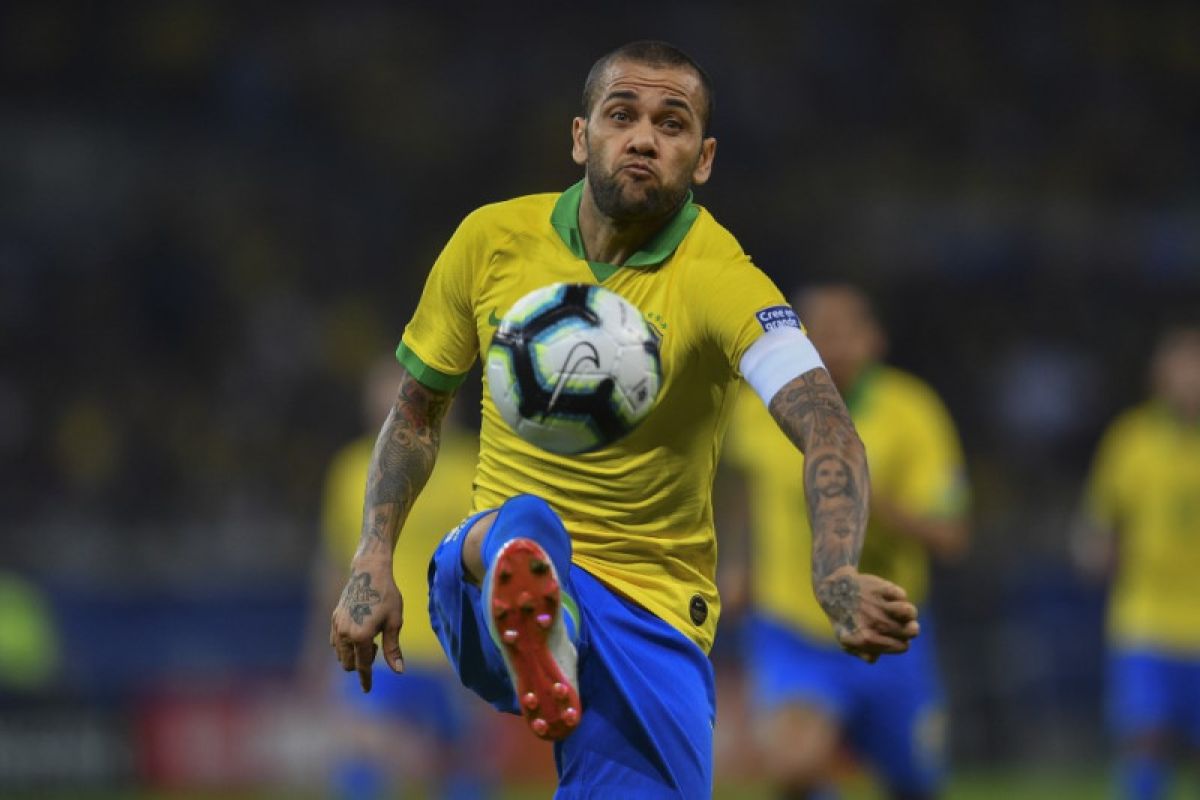 Dani Alves resmi bergabung kembali ke Barcelona