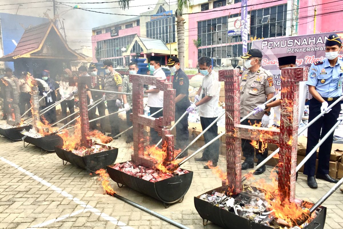 Bupati apresiasi pemusnahan dan penyerahan barang hibah oleh Bea Cukai Tembilahan