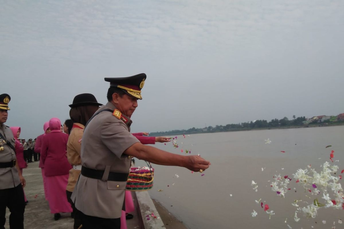 Kapolda tabur bunga di Sungai Batanghari Jambi