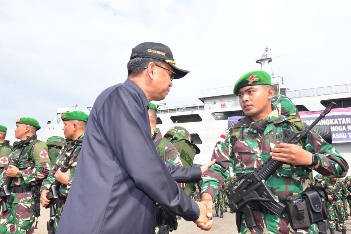 Gubernur lepas pasukan Yonif 721 Makkasau jaga perbatasan Papua