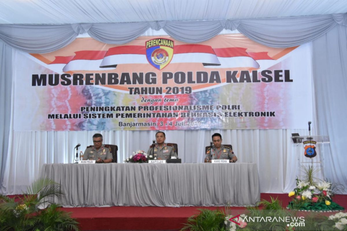 Polda Kalsel tekankan pelayanan berbasis elektronik