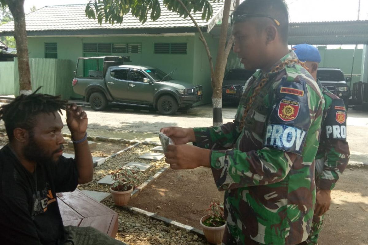 Satgas Yonif 328/DGH sita ganja dan ratusan botol minuman keras