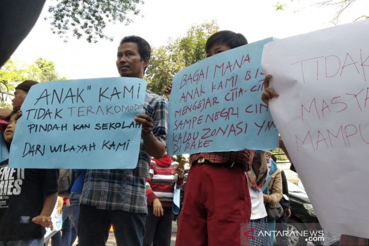 Puluhan ortu murid demo soal zonasi PPDB di Balai Kota Bandung