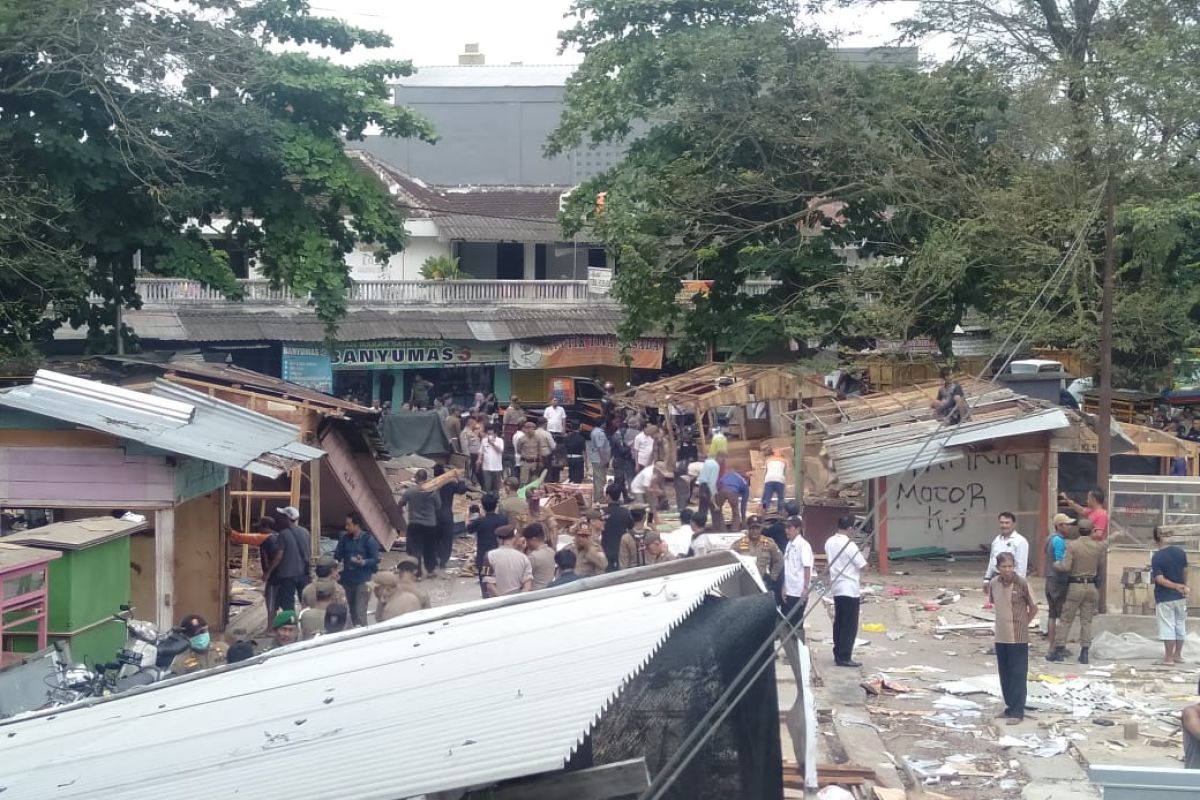 Pemkot Metro bongkar lapak PKL Cenderawasih