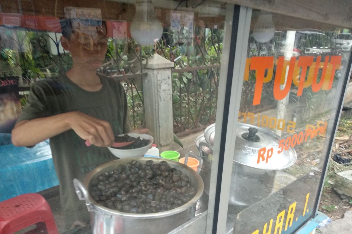 Warga Bogor menyebutnya Tutut, sajian kuliner keong air tawar