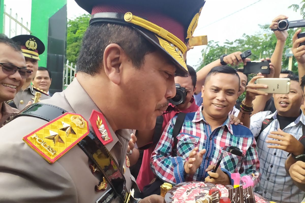 Kapolda Sumut  Irjen Pol Agus Andrianto dapat kejutan dari wartawan