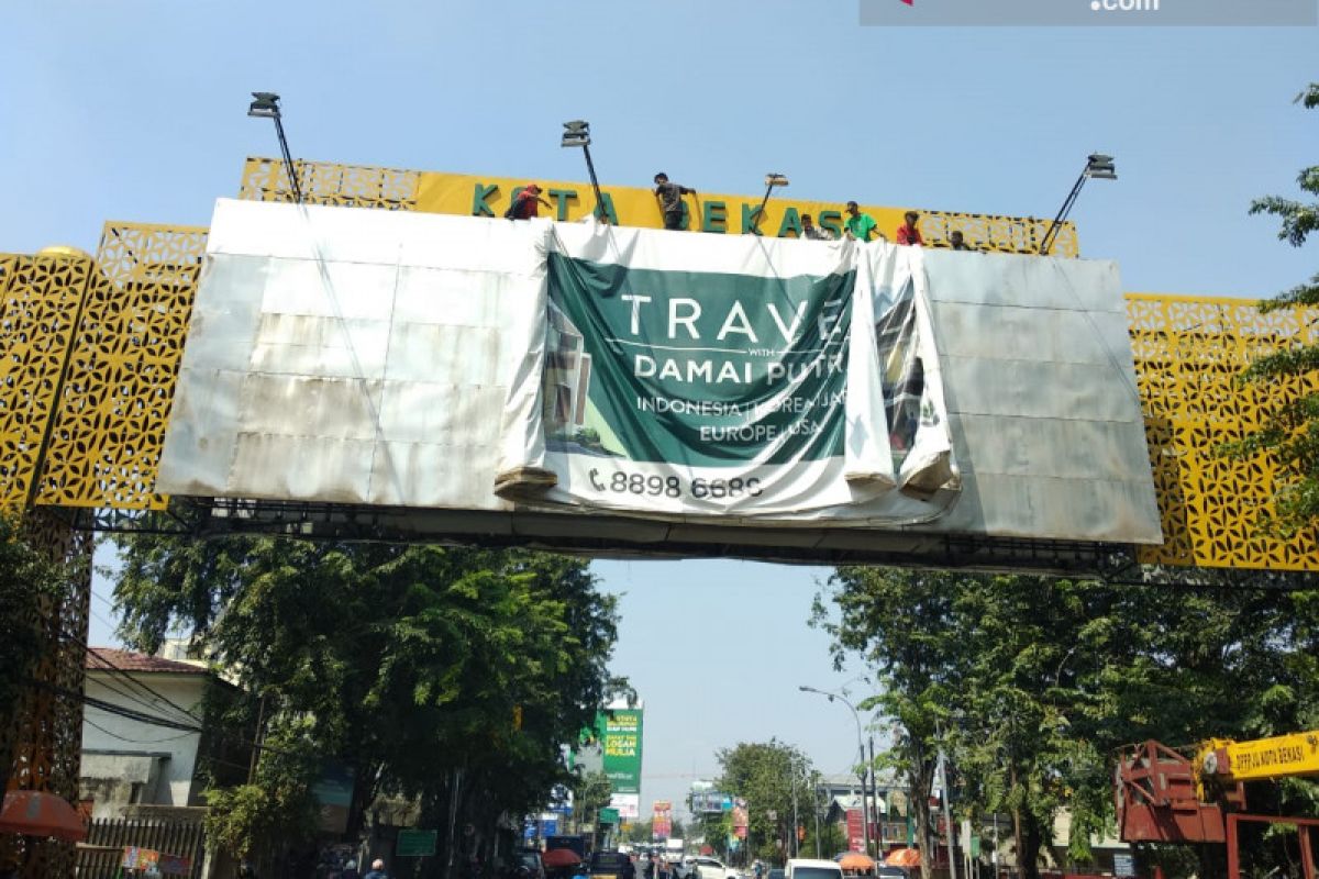 Enam reklame ilegal di Bekasi diturunkan petugas