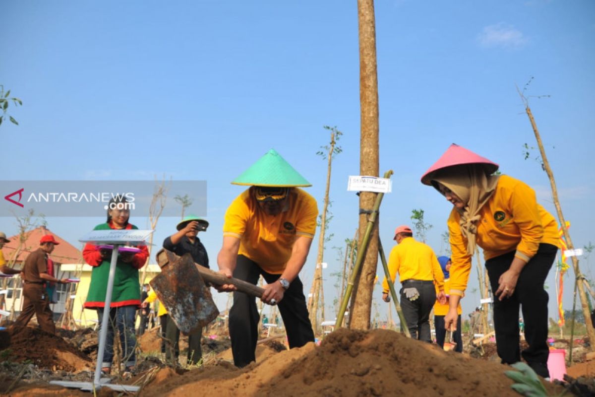 Pemkot Surabaya-Kejati Jatim aksi pelestarian lingkungan di Taman Harmoni