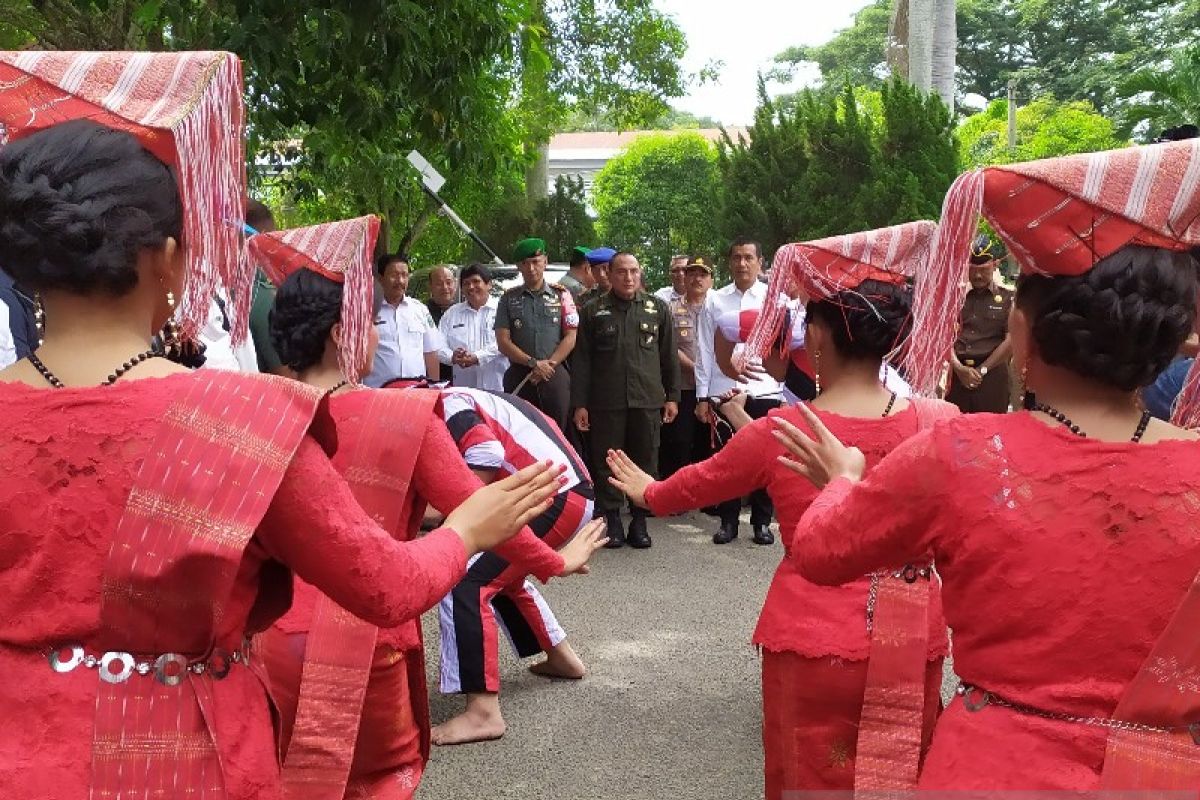 Kunjungan kerja, Gubsu disambut tarian etnis Simalungun 