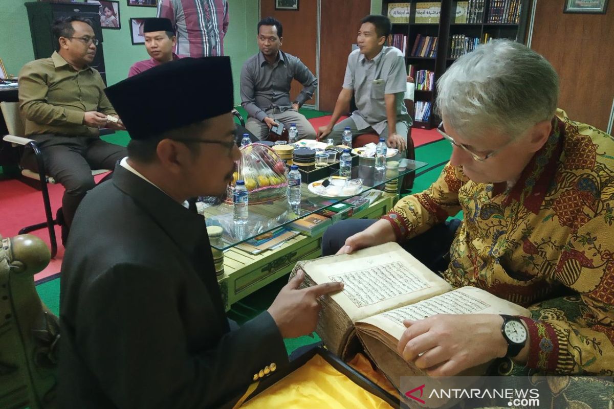 Leiden University professor visits Islamic school in Banten