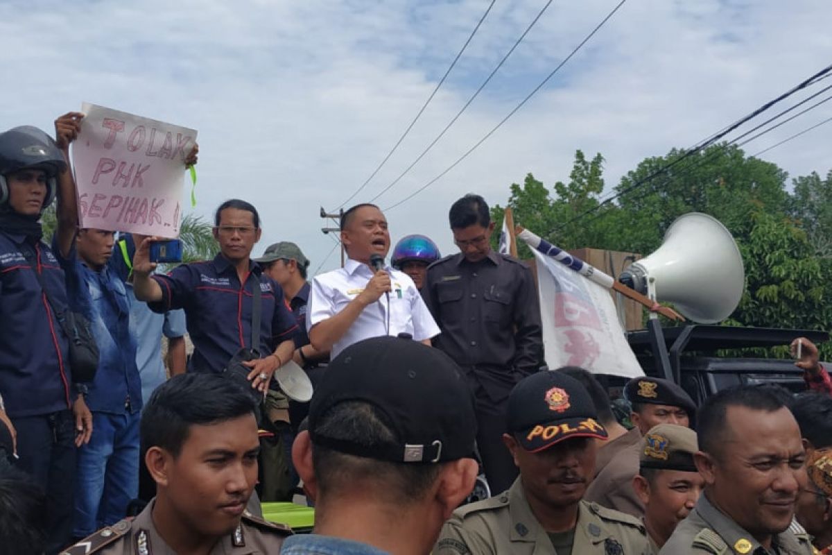 Ratusan buruh PT KAP Kayong Utara unjuk rasa