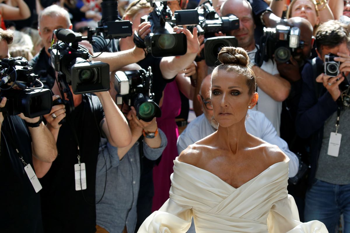 Celine Dion kenakan kalung Titanic di Paris Fashion Week