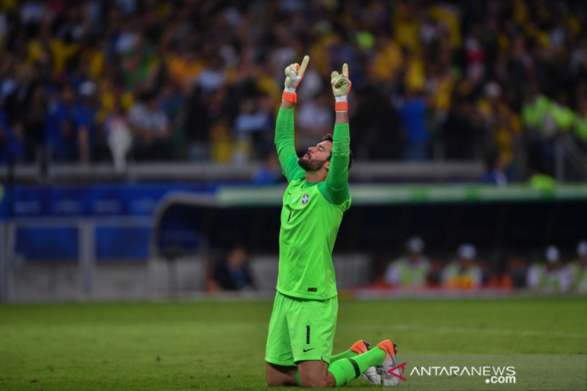 Alisson Becker di ambang Sarung Tangan Emas kedua dalam semusim