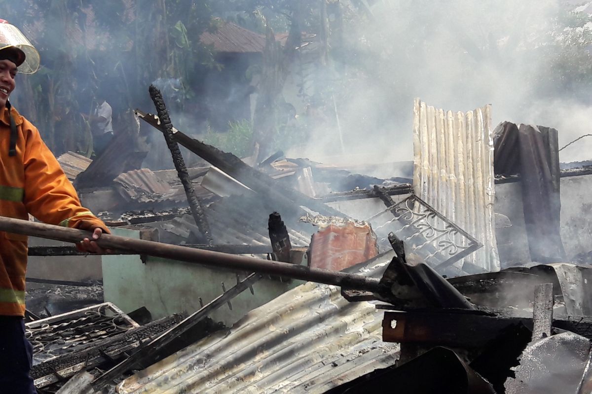 Merokok di kasur, tiga rumah ludes terbakar