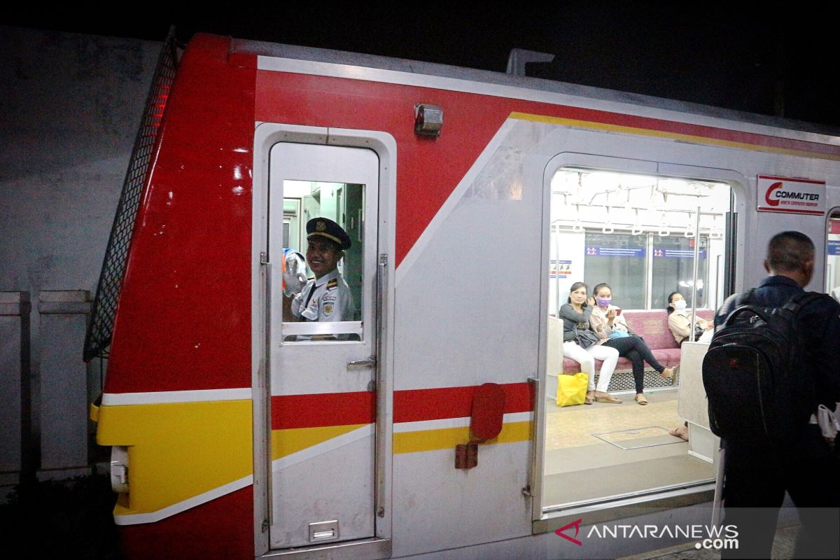 Penumpang tertawa geli dengar suara petugas KRL serak