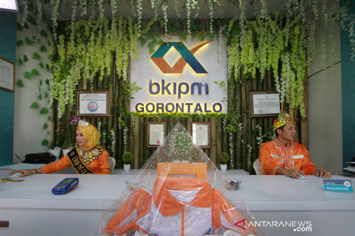 Pegawai SKIPM Gorontalo kenakan pakaian adat saat pelayanan