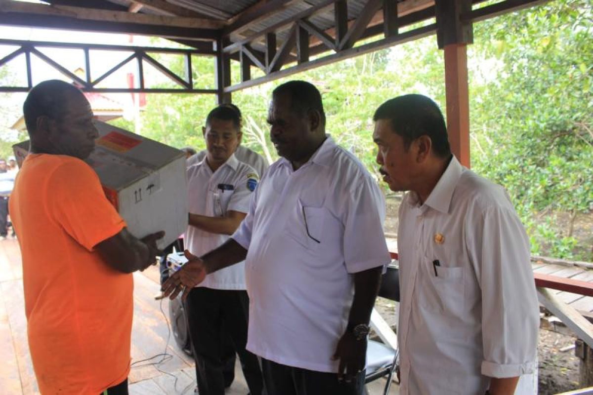 Disperindagkop Asmat salurkan bantuan peralatan kerja kepada warga