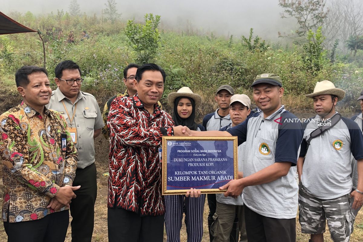 Bank Indonesia Malang salurkan bantuan ke petani kopi