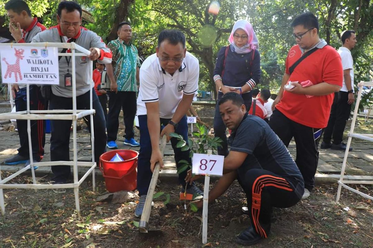 Wali Kota Binjai tanam pohon di hutan wisata Semarang