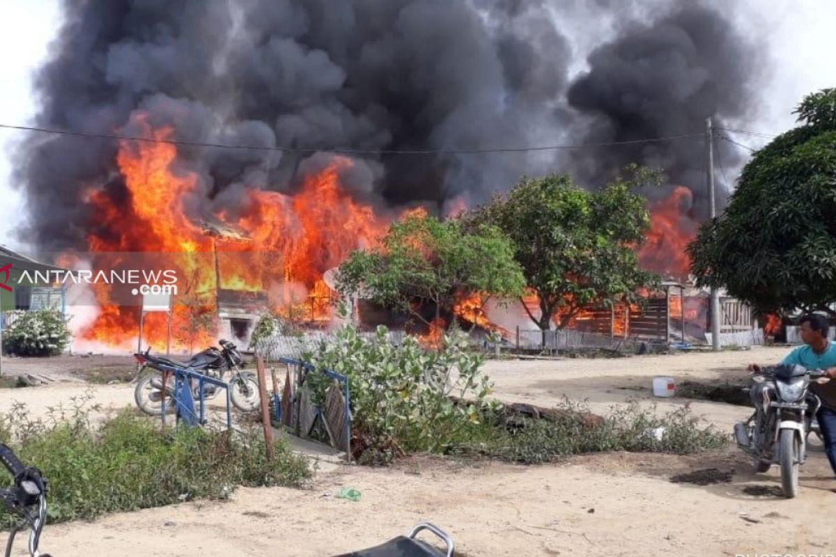 Puluhan rumah pekerja PT SPS Nagan Raya ludes terbakar