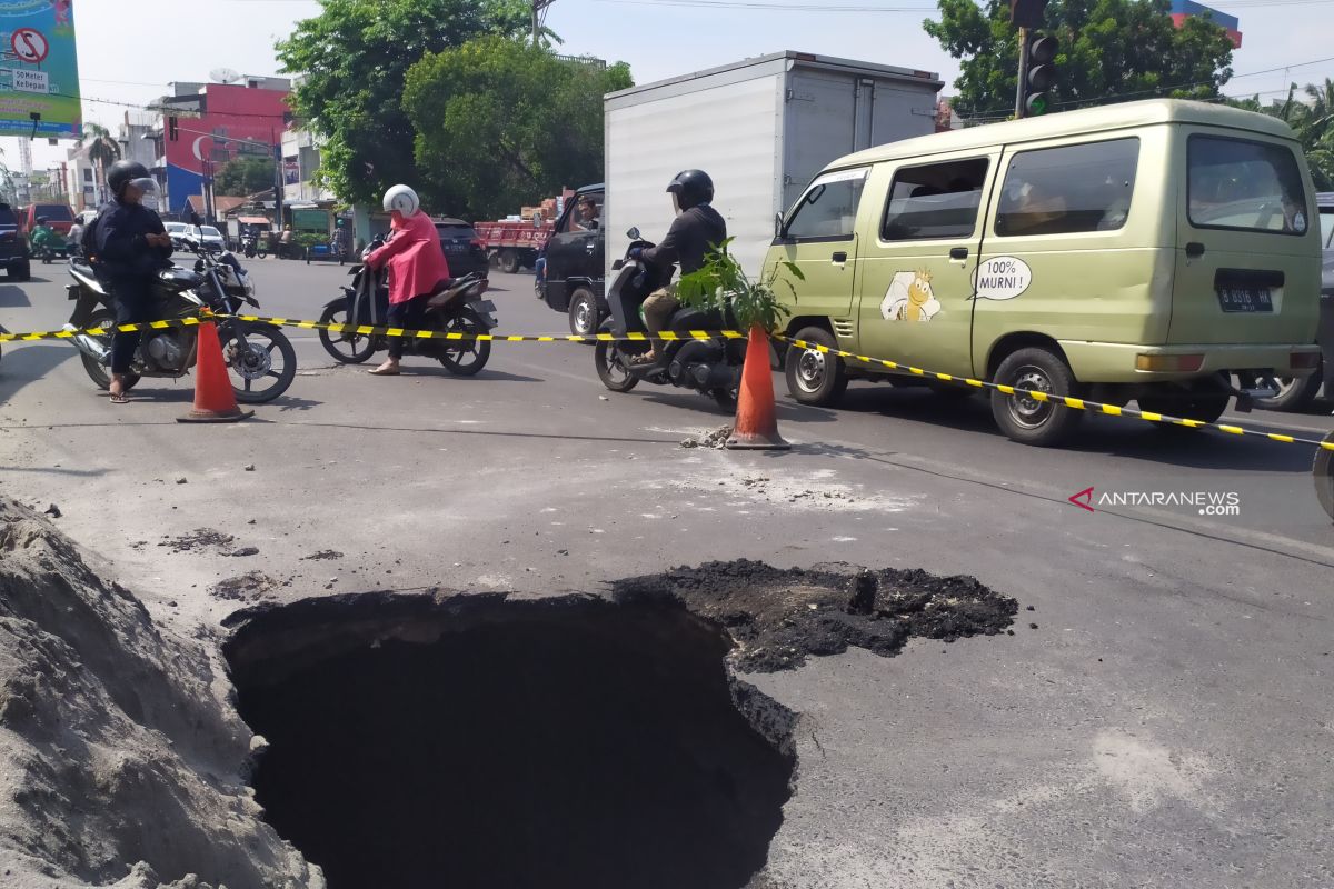 PDAM Tirtanadi butuh waktu 3 hari perbaiki aspal amblas di Jalan Perintis Kemerdekaan