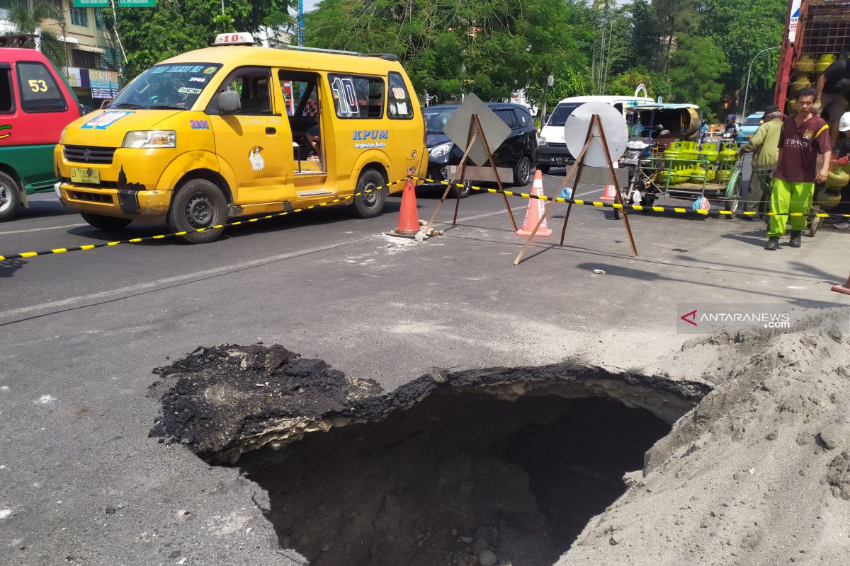 Aspal Jalan di Medan amblas