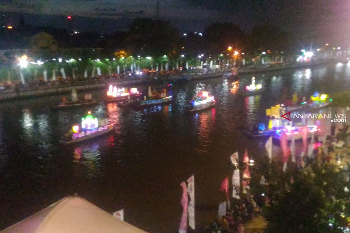 Miniatur tugu Khatulistiwa tampil memukau di festival kapal hias