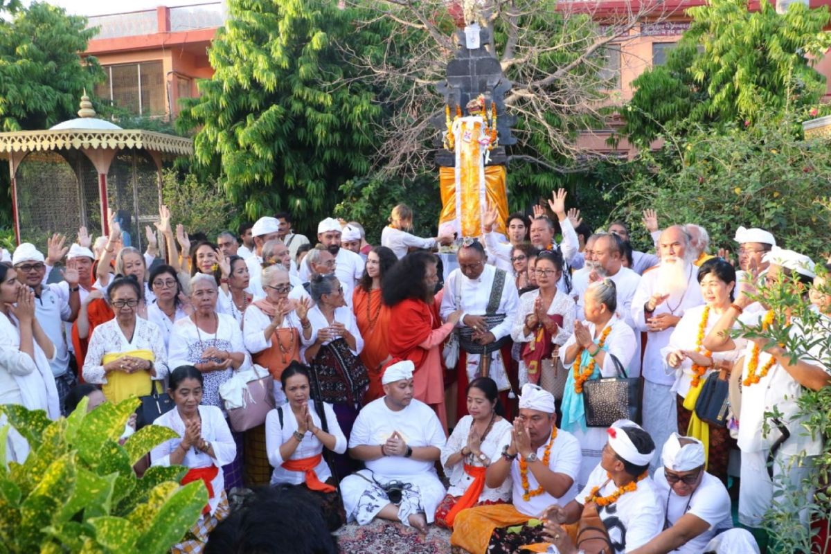 Padmasana Bali telah berdiri di tepi Sungai Gangga India