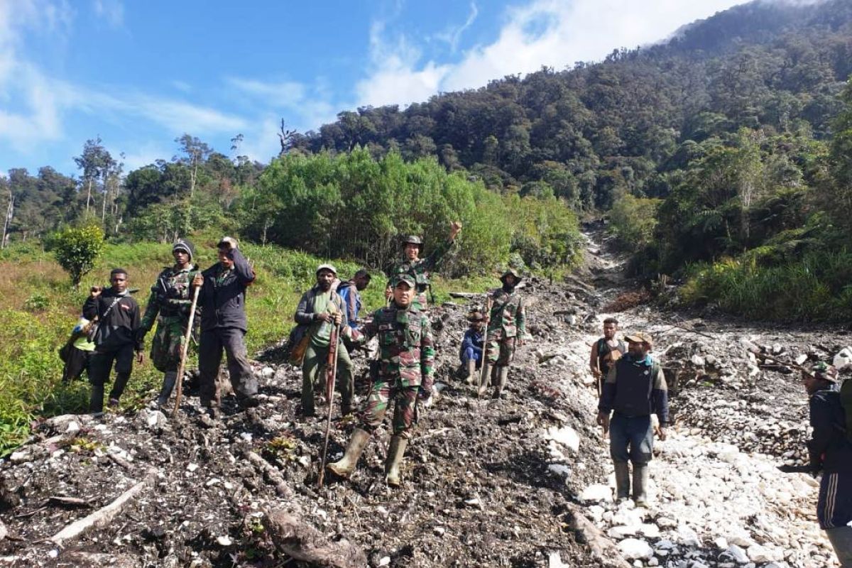 Sudah tujuh hari, helikopter TNI belum juga ditemukan