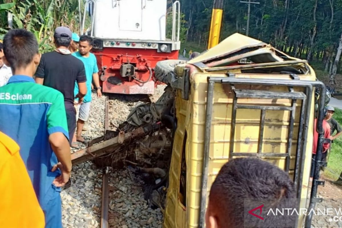 Truk terbalik disambar KA barang di Labuhanbatu