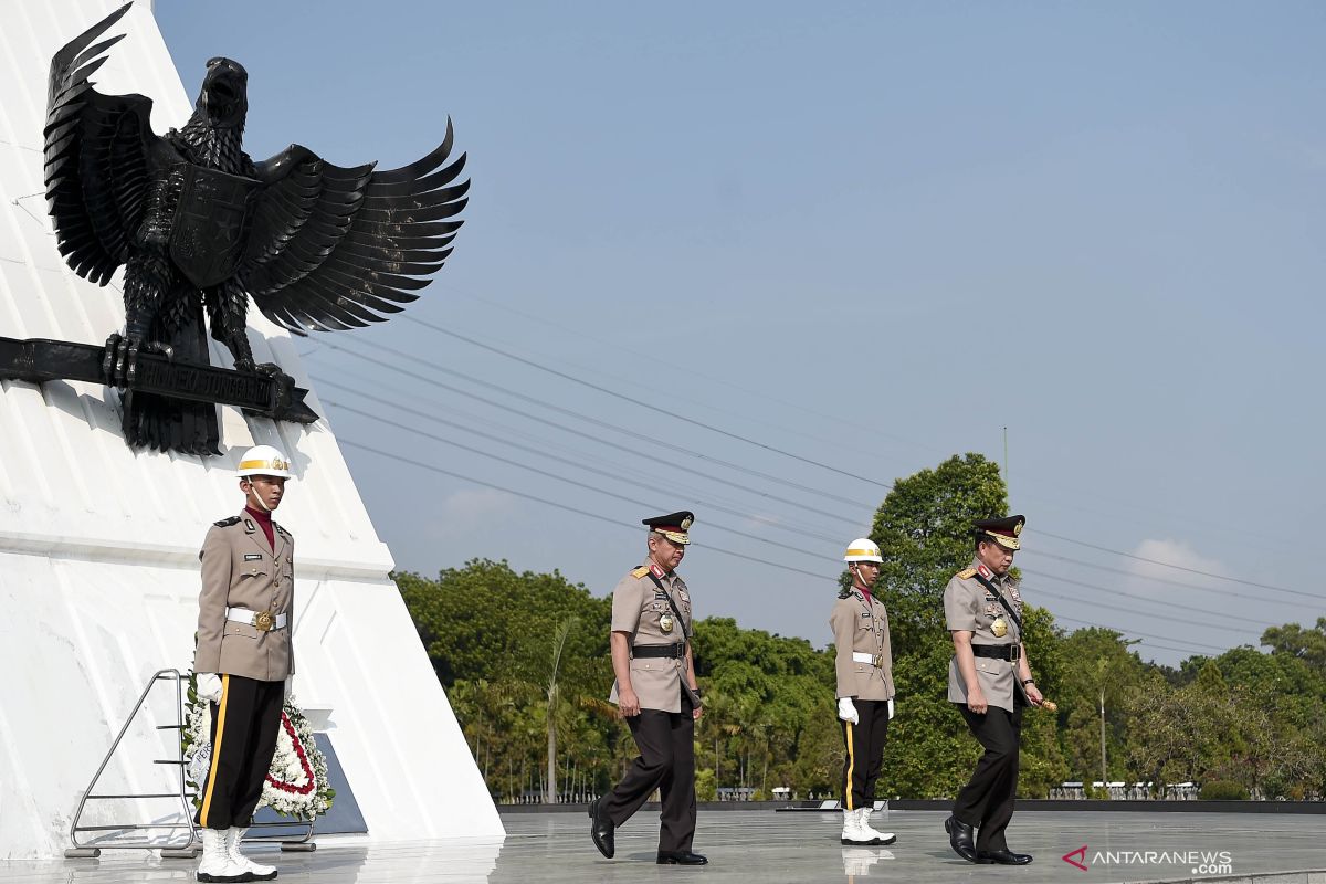 Peringati HUT Bhayangkara Kapolri berziarah ke taman makam pahlawan